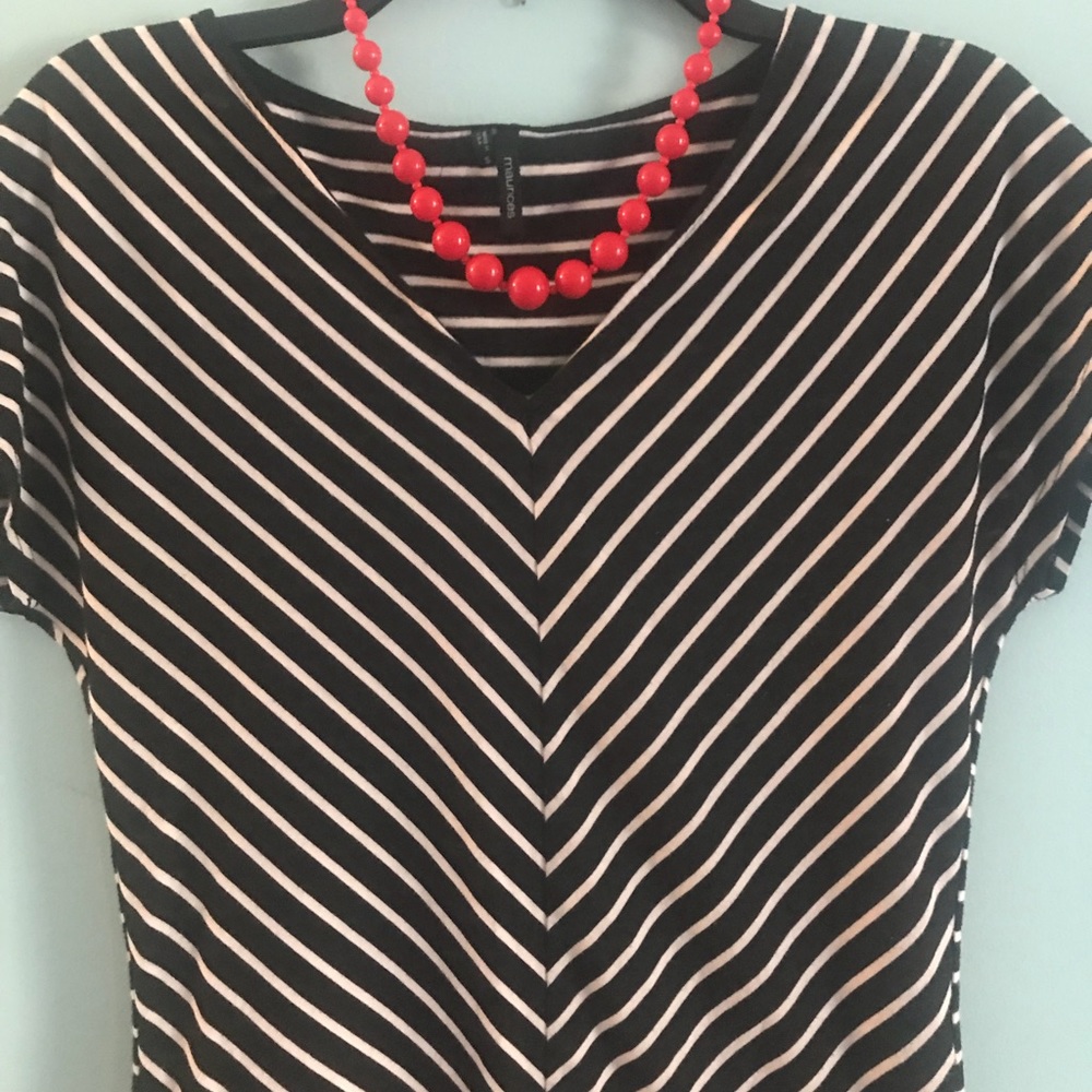 💰Maurice’s size small v-neck